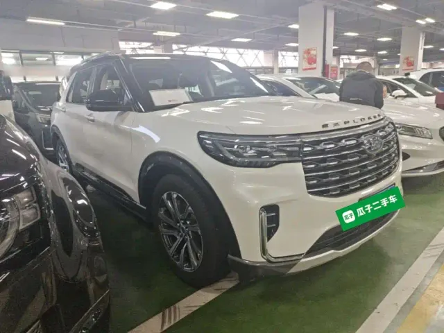 Ford Explorer — Фото автомобиля 3