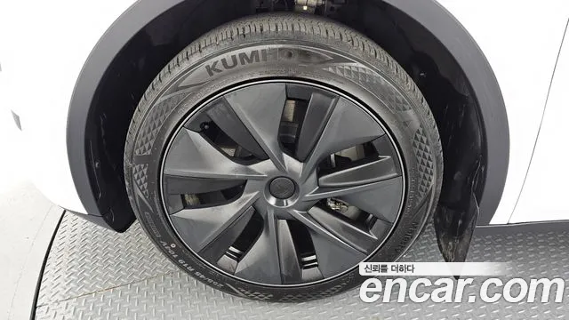 Tesla Model Y — Фото автомобиля 5