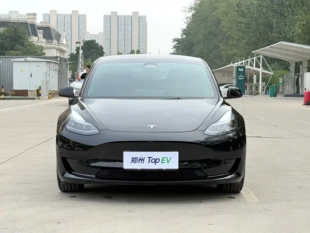 Tesla Model 3 — Фото автомобиля 2