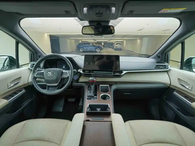 Toyota Sienna — Фото автомобиля 19