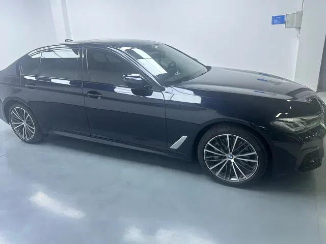 BMW BMW 5 Series 2023 Facelift 530Li Leading M Sport Package — Фото автомобиля 3