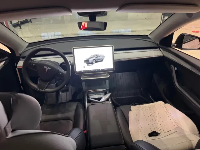 Tesla Model Y — Фото автомобиля 8