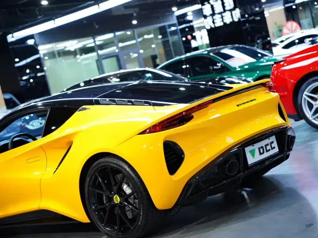 Lotus Emira — Фото автомобиля 11