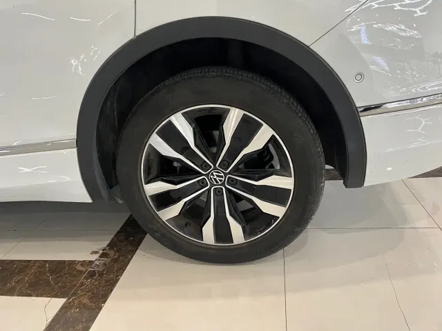 Volkswagen Tiguan L — Фото автомобиля 10