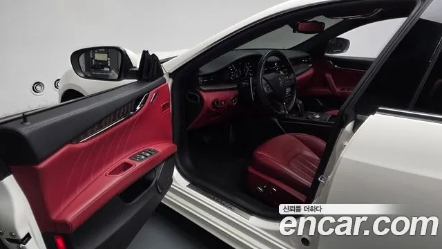 Maserati Quattroporte — Фото автомобиля 15