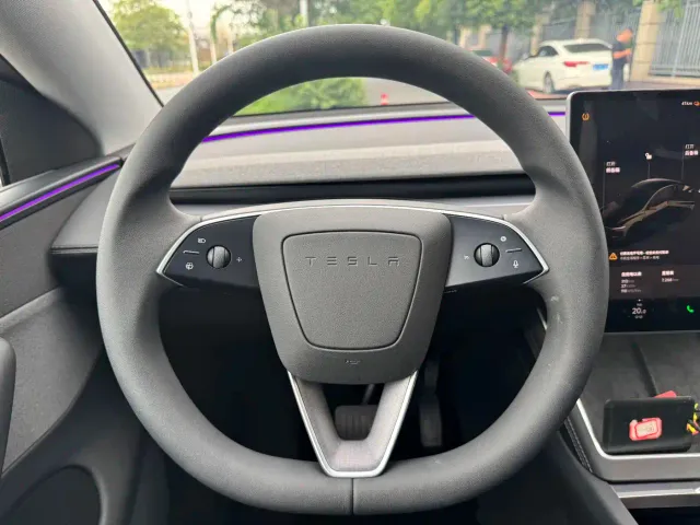 Tesla Model Y — Фото автомобиля 4