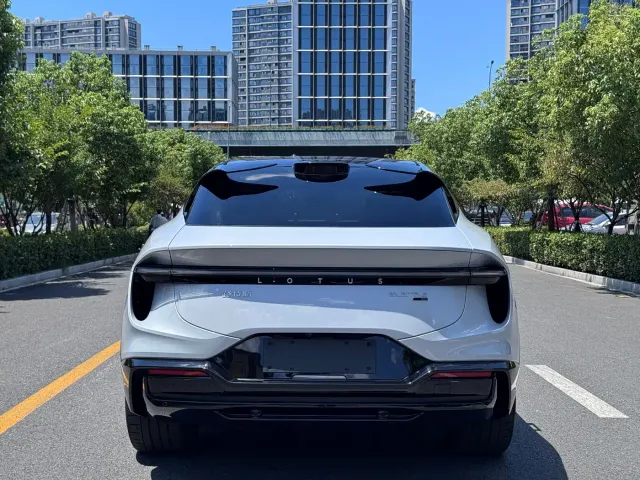 Lotus Eletre — Фото автомобиля 9