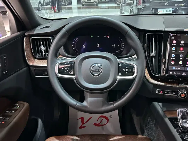 Volvo XC60 — Фото автомобиля 6