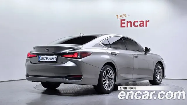 Lexus ES Generation 7 — Фото автомобиля 2