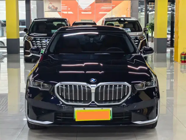 BMW i5 — Фото автомобиля 2