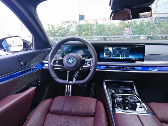BMW i7 — Фото автомобиля 12
