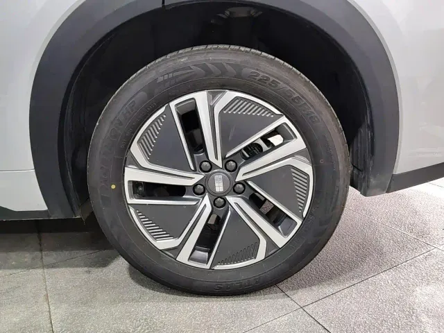 Geely Galaxy Starship 7 EM-i — Фото автомобиля 16