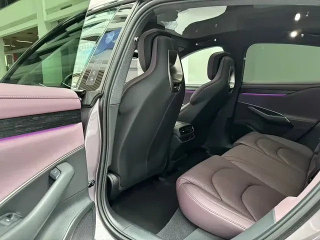 Xiaomi SU7 — Фото автомобиля 12
