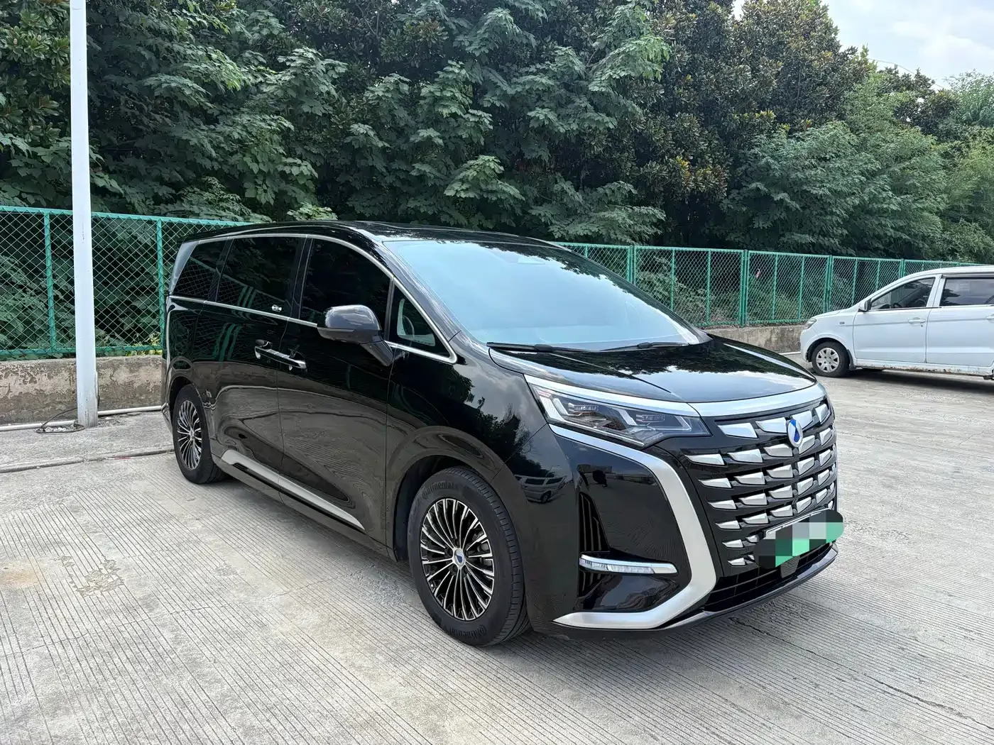 Denza Denza D9 2022 DM-i 1040 Premium — Фото автомобиля 3