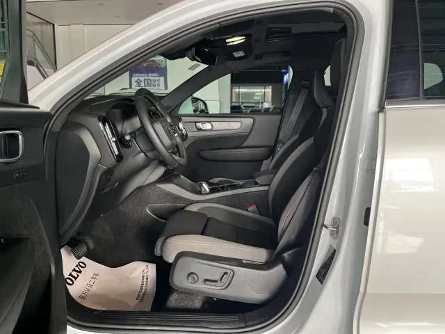 Volvo XC40 — Фото автомобиля 10
