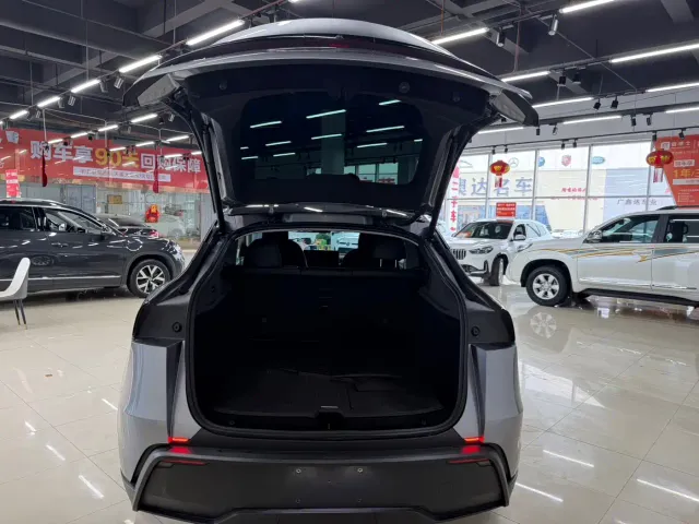 Tesla Model Y — Фото автомобиля 14