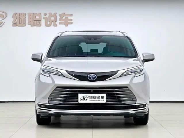 Toyota Sienna — Фото автомобиля 2