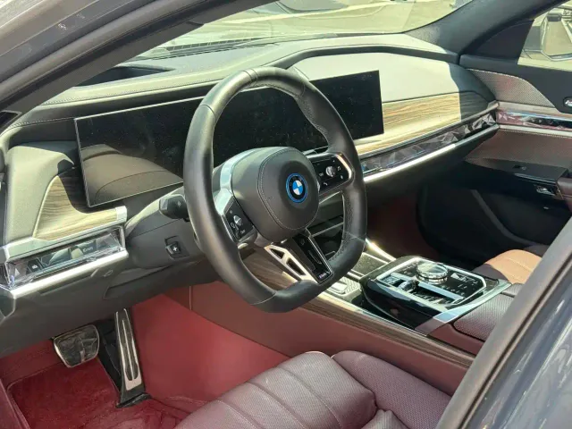 BMW i7 — Фото автомобиля 12