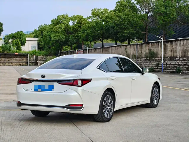 Lexus ES — Фото автомобиля 4