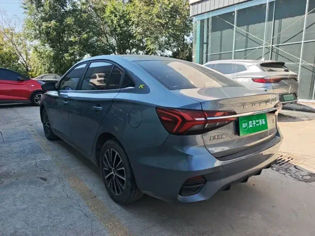 Roewe i5 — Фото автомобиля 4