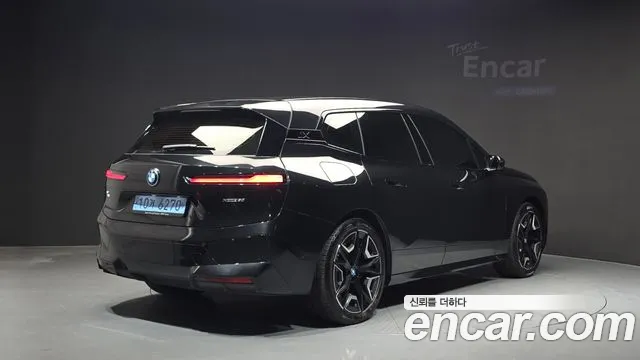 BMW iX — Фото автомобиля 2