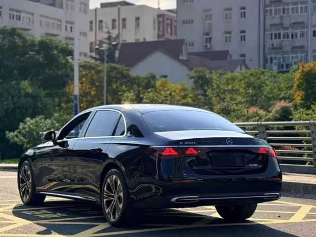 Mercedes-Benz E-Class — Фото автомобиля 7