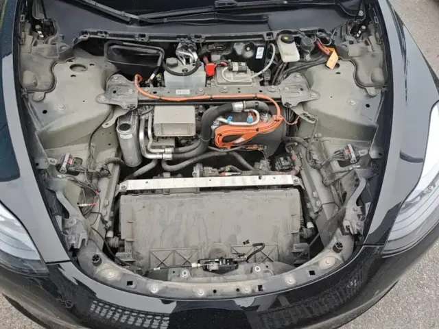 Tesla Model 3 — Фото автомобиля 10