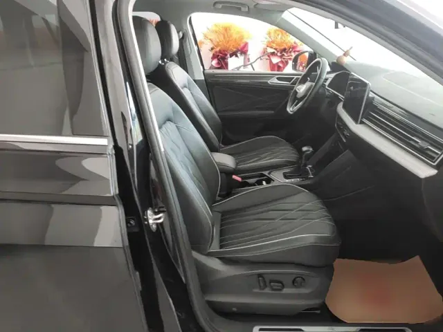 Volkswagen Tiguan L — Фото автомобиля 24