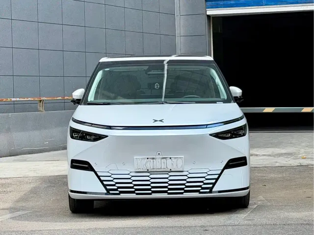 Xpeng X9 — Фото автомобиля 2