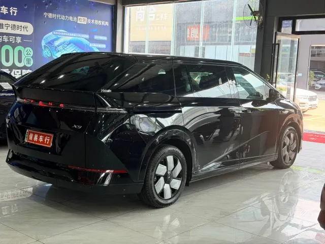 Xpeng X9 — Фото автомобиля 4