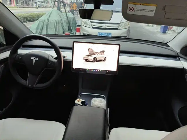 Tesla Model Y — Фото автомобиля 12
