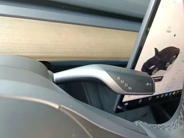 Tesla Model Y — Фото автомобиля 13