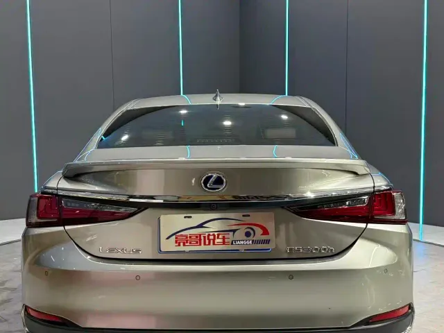 Lexus ES — Фото автомобиля 7