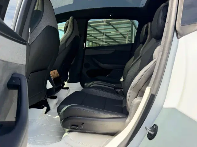 Tesla Model Y L — Фото автомобиля 13