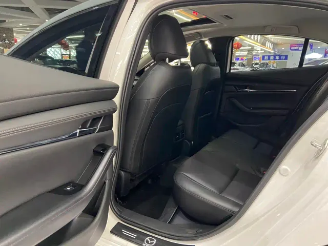 Mazda Axela — Фото автомобиля 8
