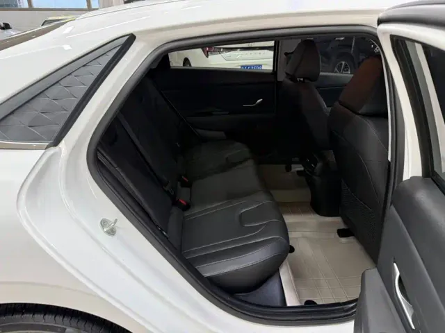 Hyundai Elantra — Фото автомобиля 22