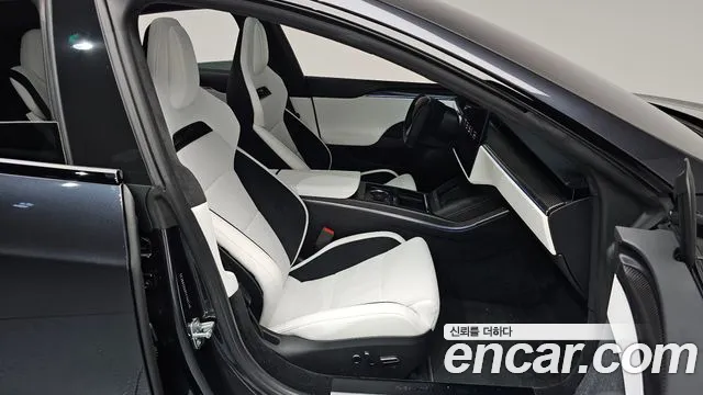 Tesla Model S — Фото автомобиля 26