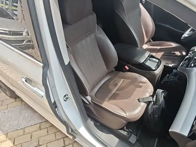Roewe iMAX8 — Фото автомобиля 24
