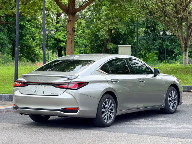 Lexus ES — Фото автомобиля 5