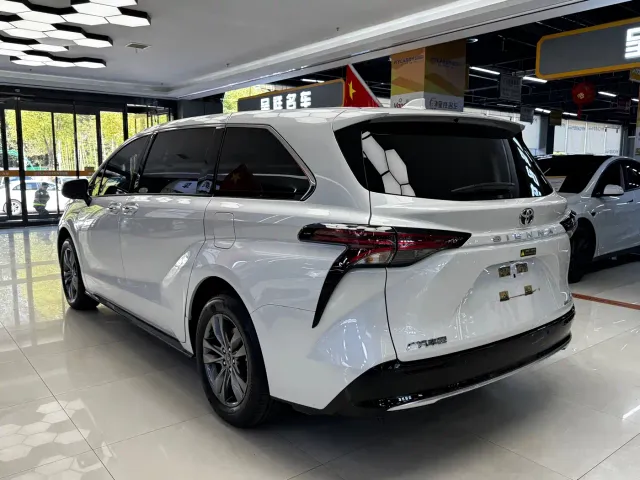 Toyota Sienna — Фото автомобиля 4