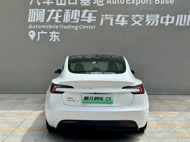 Tesla Model 3 — Фото автомобиля 4