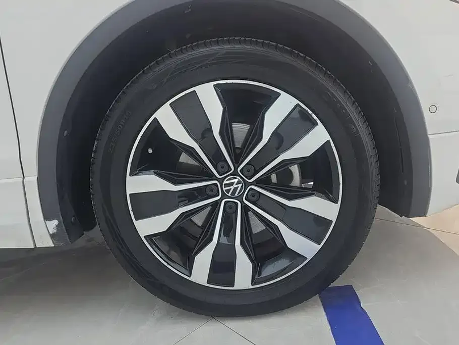 Volkswagen Tiguan L 2022 330TSI Auto 2WD R-Line Premium Edition — Фото автомобиля 6