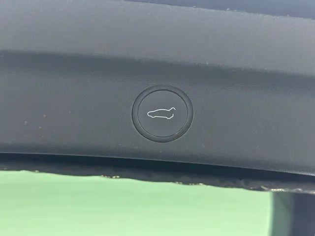 Tesla Model Y — Фото автомобиля 11
