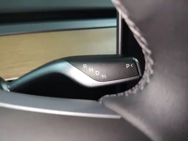 Tesla Model Y — Фото автомобиля 13