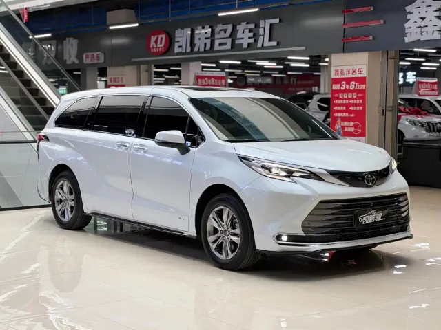 Toyota Sienna — Фото автомобиля 3