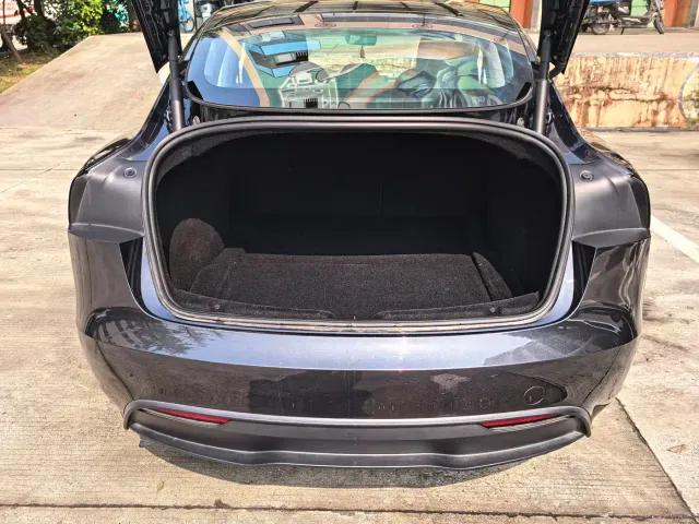 Tesla Model 3 — Фото автомобиля 18