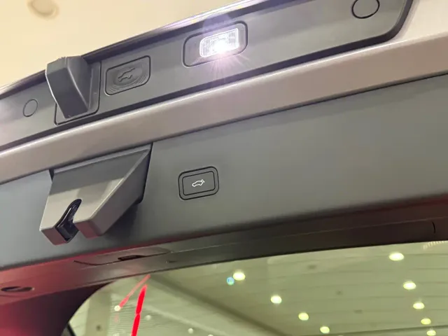 Volvo XC70 Plug-in Hybrid — Фото автомобиля 19
