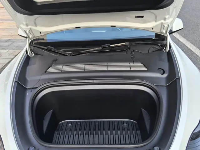 Tesla Model Y — Фото автомобиля 9