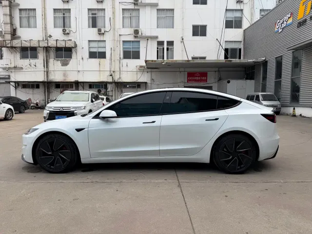 Tesla Model 3 — Фото автомобиля 6