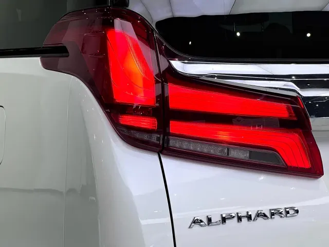 Toyota Alphard 2021 Hybrid 2.5L Luxury — Фото автомобиля 14